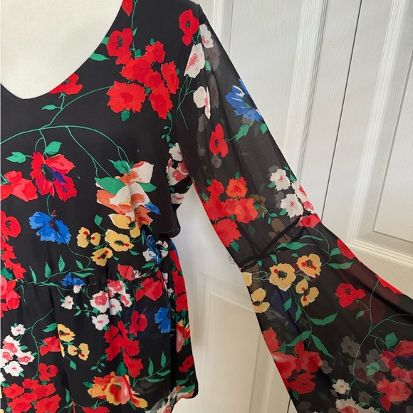 Women’s romper. Floral. Size Medium - Picture 14 of 14